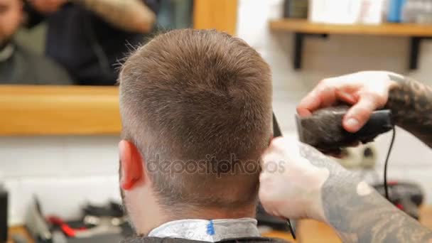 Ανδρικά κομμωτικής και haircutting σε μια Κουρέας κατάστημα ή η κομμωτήριο. — Αρχείο Βίντεο