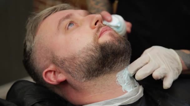 Mannen hairstyling en haircutting in een kapper winkel of haar salon. Man Kapper doen kapsel baard volwassen mannen in de mannen kapsalon. — Stockvideo