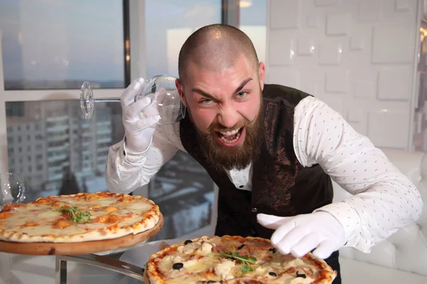 Şık sakallı garson pizza gönderir. — Stok fotoğraf