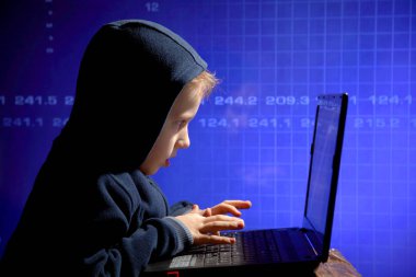 Genç okullu çocuk prodigy - bir hacker. Hacker iş başında.