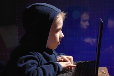 Genç okullu çocuk prodigy - bir hacker. Üstün yetenekli öğrenci bankacılık sisteminin girer.