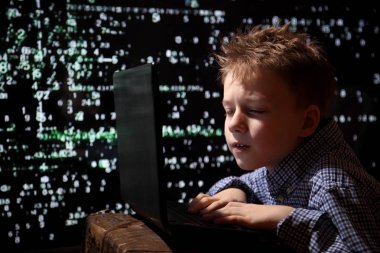 Genç okullu çocuk prodigy - bir hacker. Hacker iş başında.