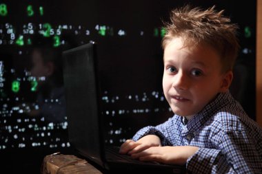 Genç okullu çocuk prodigy - bir hacker. İş yerinde bilgisayar korsanı. Çok basamak bilgisayar ekranında.
