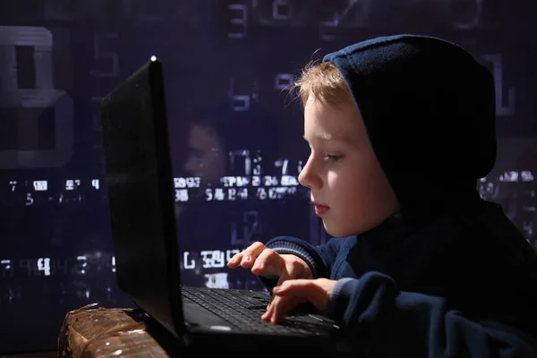 Joven escolar prodigio - un hacker. Hacker en el trabajo. Muchos dígitos en la pantalla del ordenador . —  Fotos de Stock