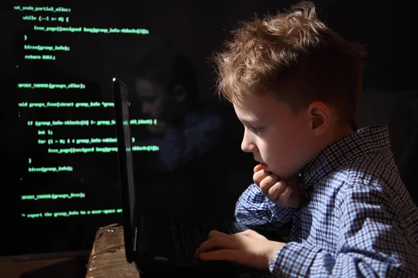 Fiatal iskolás prodigy - a hacker. Tehetséges diák belép a bankrendszer. — Stock Fotó