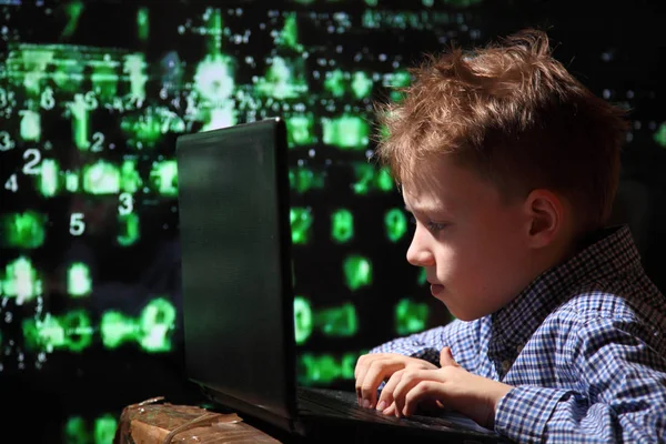 Genç okullu çocuk prodigy - bir hacker. İş yerinde bilgisayar korsanı. Çok basamak bilgisayar ekranında.