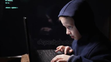 İş yerinde bilgisayar korsanı. Genç okullu çocuk prodigy - bir hacker.