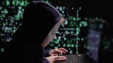 Genç okullu çocuk prodigy - bir hacker. Hacker iş başında.