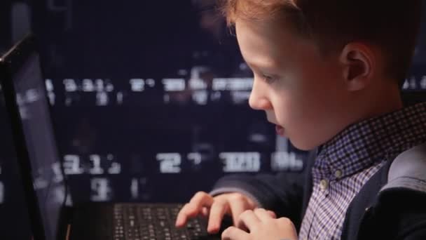 Jonge schooljongen prodigy - een hacker. Hacker op het werk. — Stockvideo