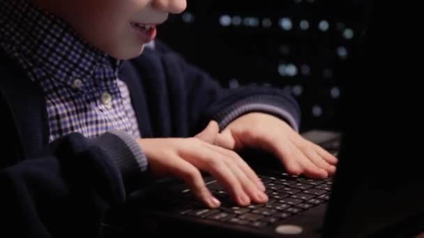 Joven escolar prodigio - un hacker. Hacker en el trabajo. Muchos dígitos en la pantalla del ordenador . — Vídeo de stock