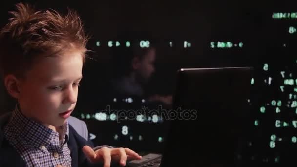 Jonge schooljongen prodigy - een hacker. Hacker op het werk. Veel van de cijfers op het computerscherm. — Stockvideo