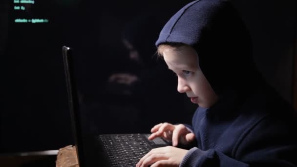 Hacker på arbejde. Ung skoledreng vidunderbarn en hacker . – Stock-video