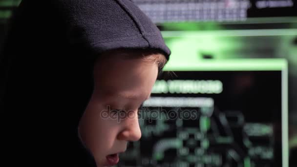 Jonge schooljongen prodigy - een hacker. Hacker op het werk. Veel van de cijfers op het computerscherm. — Stockvideo