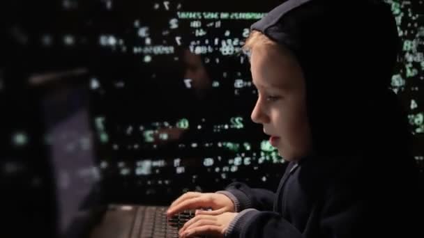 Ung skolpojke prodigy - en hacker. Hacker på jobbet. Massor av siffror på datorskärmen. — Stockvideo