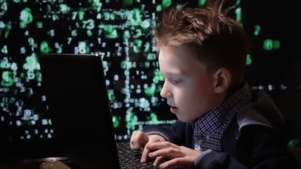 Hacker på jobbet. Ung skolpojke prodigy - en hacker. — Stockvideo