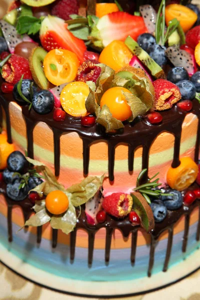 Delicioso pastel de frutas para niños con fresas frescas, frambuesas, arándanos, grosellas, kiwi, granada . —  Fotos de Stock