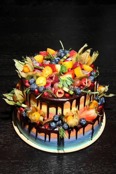 美味儿童水果蛋糕与新鲜的草莓、 覆盆子、 蓝莓、 黑醋栗、 猕猴桃、 石榴木背景. — 图库照片