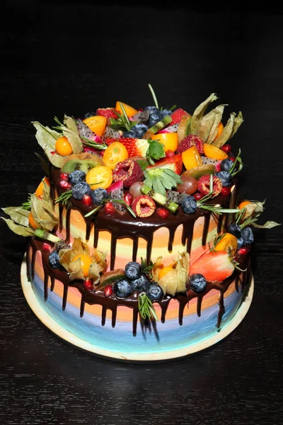 Delicioso bolo de frutas para crianças com morangos frescos, framboesas, mirtilos, groselhas, kiwi, romã em fundo de madeira . — Fotografia de Stock