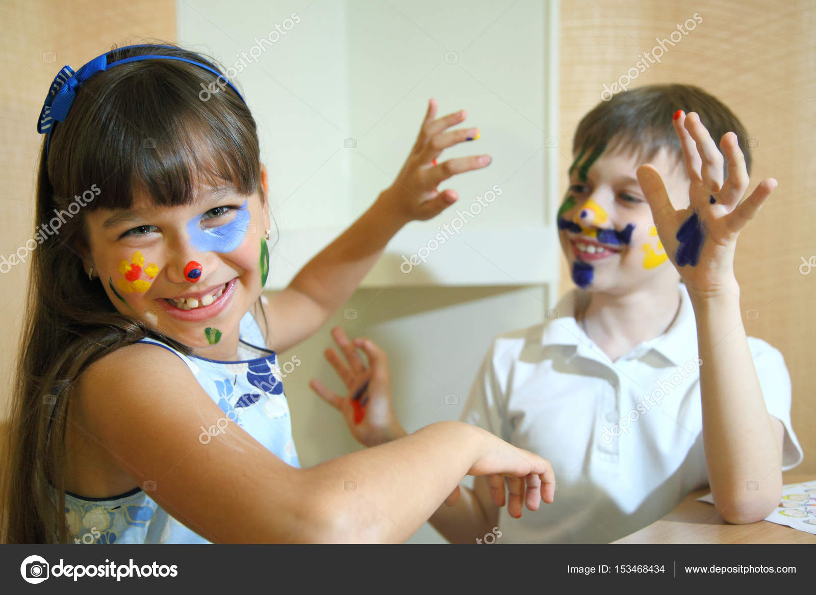 Bambini gioiosi con vernici sui loro volti Bambini Colora facce con colori — Foto di MastrVideo Trova immagini simili