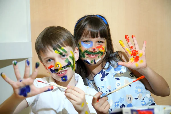Crianças alegres com tintas no rosto. Crianças pinta rostos com cores . — Fotografia de Stock