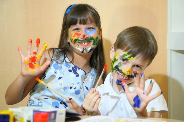 Crianças alegres com tintas no rosto. Crianças pinta rostos com cores . — Fotografia de Stock