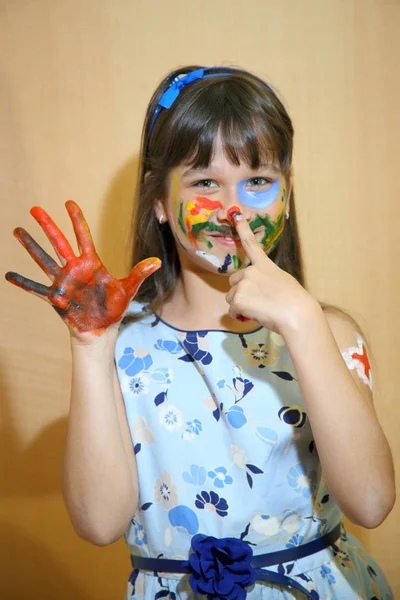 Menina com as mãos pintadas. Retrato de uma criança manchada com tintas . — Fotografia de Stock