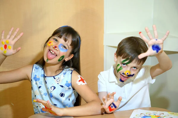 Crianças alegres com tintas no rosto. Desenho. Criatividade e educação conceito. Crianças pinta rostos com cores . — Fotografia de Stock
