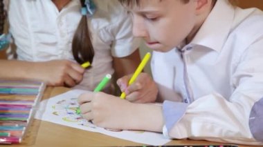 Çocuklar kağıt üzerinde çizin. Yaratıcılık ve eğitim kavramı. 