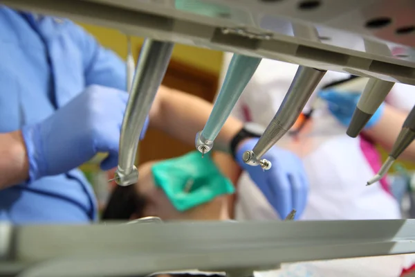 Jovem mulher visitando dentista na clínica. Dentista masculino com paciente na clínica — Fotografia de Stock