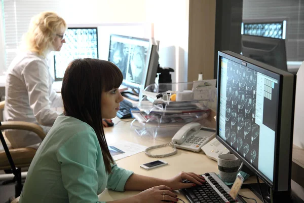 Vinnitsa, Ukrayna, 13 Temmuz 2017: Bilgisayarlı tomografi laboratuarı. Aksiyel tomografi (Cat) bilgisayarlı. MRI makine ve ekranlar ile doktor. Test/modern bir hastanede muayene inceden inceye gözden geçirmek. 