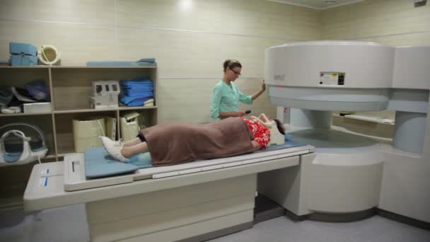 Laboratorium tomografii komputerowej. Skomputeryzowana tomografia osiowa (Cat). MRI maszyny i ekrany z lekarzem. Skanuj test/egzamin medyczny w nowoczesnym szpitalu. — Wideo stockowe