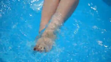  Bir kadın ayağı şaşırtıcı turkuaz su dips.