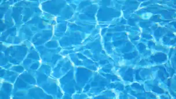 놀라운 크리스탈 푸른 물입니다. 물 하 고 아름 답게 밝은 색상. — 비디오