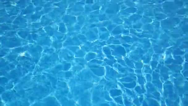 Удивительная кристально голубая вода. Цвет воды и красиво яркий . — стоковое видео