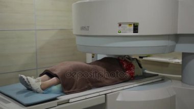 Vinnitsa, Ukrayna, 13 Temmuz 2017: Bilgisayarlı tomografi laboratuarı. MRI makine ve ekranlar ile doktor. Test/modern bir hastanede muayene inceden inceye gözden geçirmek. Editoryal görüntüleri. 