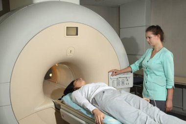 Bilgisayarlı Tomografi laboratuarı. Aksiyel tomografi (Cat) bilgisayarlı. Genç kadın bir manyetik rezonans görüntüleme sahip. 