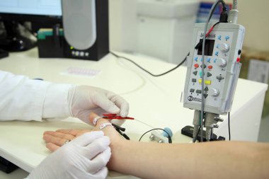 Vinnitsa, Ukrayna, 27 Temmuz 2017: Klinik Neyromed. Electroneuromyography tıpta yeni bir yön budur. Tıbbi muayene Elektromiyografi. Editoryal görüntü.