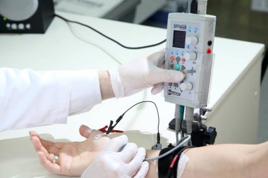 Vinnitsa, Ukrayna, 27 Temmuz 2017: Electroneuromyography tıpta yeni bir yön budur. Tıbbi muayene Elektromiyografi.