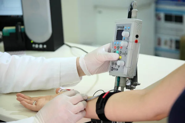 Vinnitsa, Ukrayna, 27 Temmuz 2017: Electroneuromyography tıpta yeni bir yön budur. Tıbbi muayene Elektromiyografi.