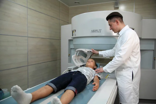 Hasta bilgisayarlı tomografiile taranMakta ve teşhis ediliyor. Doktorlar çocuğu tomografta muayene etti.