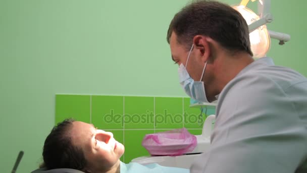 VINNITSA, UKRAINE, JULHO 20, 2017: Dentista que trata os dentes de um paciente com ferramentas dentárias na clínica odontológica. Odontologia . — Vídeo de Stock