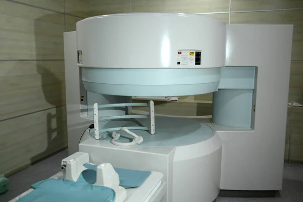 Computergestuurde axiale tomografie (cat). Patiënt wordt gescand en gediagnosticeerd op een computertomografie. Artsen onderzoeken het kind op een tomograaf. — Stockfoto