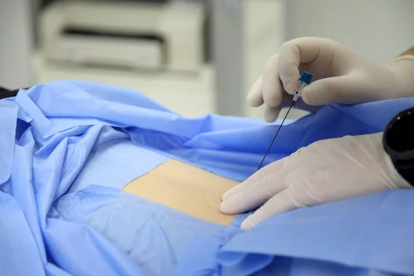 Omurgada akut ağrı tedavisi. Epidural blok. Doktor romatolog tarafından yapılan tıbbi muayene de sırt ağrısı çeken erkek hasta.