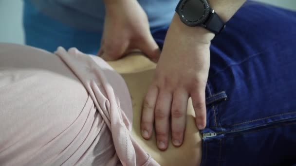 Fysiotherapie. Massage. Massage concept. Vrouw reciving relxing massage. Oefenen onder begeleiding van fysiotherapeut. — Stockvideo