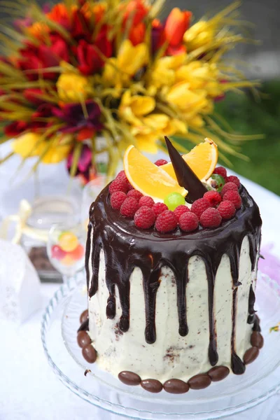 Uma mesa festiva decorada com bolo de aniversário com flores e doces. Uma mesa com um bolo para o aniversário da criança. Festa de aniversário para crianças . — Fotografia de Stock