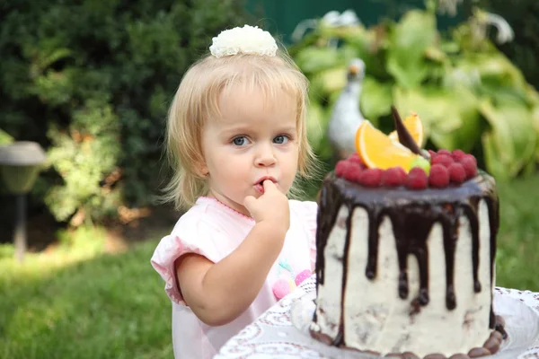 소녀 생일입니다. 2 년의 백색 머리 소녀는 생일 케이크를 하고있다. 어린 소녀 이미지를 재고 하는 두 번째 생일을 축 하. — 스톡 사진
