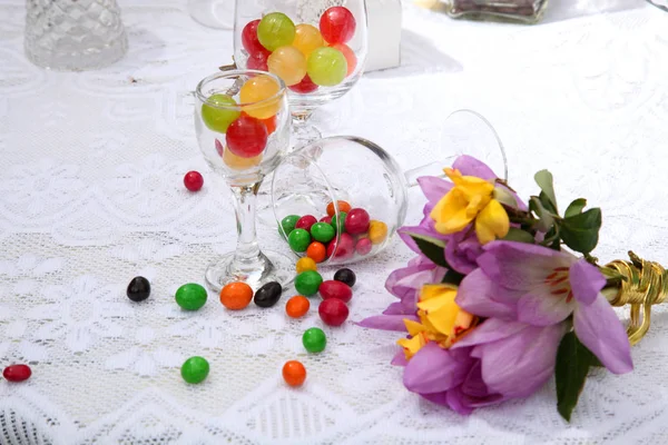 Ένα γιορτινό τραπέζι διακοσμημένο με τούρτα γενεθλίων με λουλούδια και γλυκά. Ένα τραπέζι με μια τούρτα για τα γενέθλια του παιδιού. Πάρτι γενεθλίων για τα παιδιά. — Φωτογραφία Αρχείου