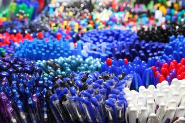 Otomatik tükenmez kalem. Renkli ileti örneği. 