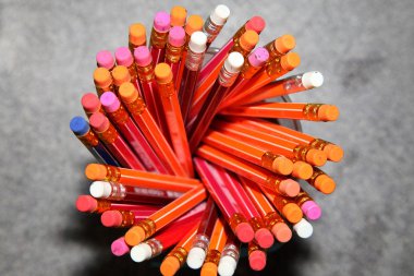 Renkli kalem. Kalemler, kırtasiye, kırtasiye mağazası.