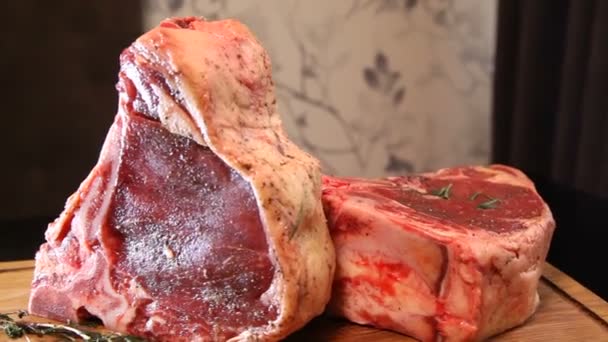 Bife de vaca. Carne fresca crua Ribeye Steak . — Vídeo de Stock